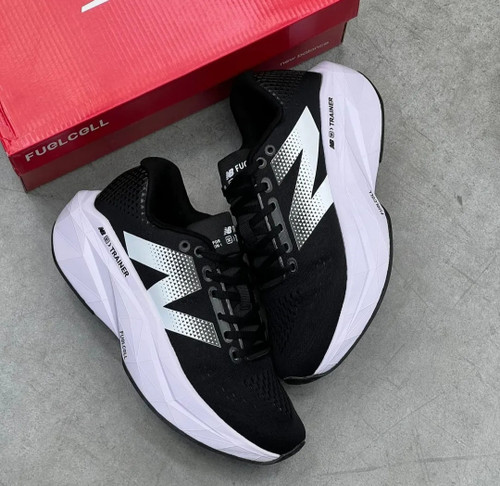 کفش کتونی مردانه و زنانه نیوبالانس ترینر New balance trainer FUGLCGLL رنگ سفید مشکی